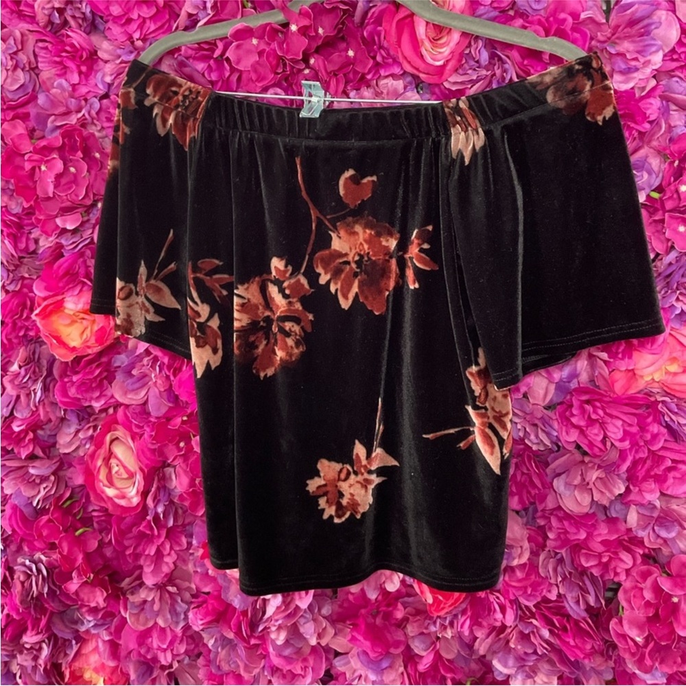 Black flows velvet top